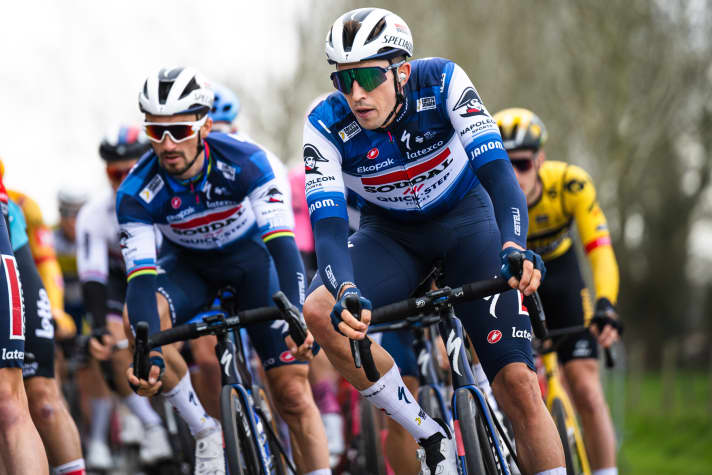 Jannik Steimle (devant) avec son coéquipier Julian Alaphilippe dans Dwars door Vlaanderen 2023.