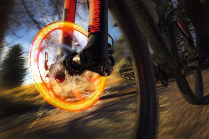 No joke, even though we’ve added a bit of colour to this picture for illustrative purposes. A bicycle brake disc can get so hot when braking that you’d see it glowing in the dark. Fortunately, though, it cools down again quickly enough in between braking actions. In the heat of the moment, you don’t really notice any of this.