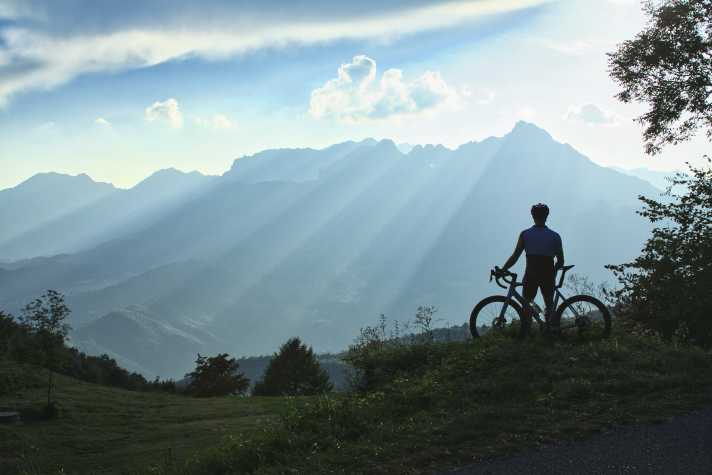 From the Strada dello Xomo, an old military road, the view sweeps to the Piccole Dolomiti