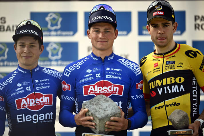 Derrière Mathieu van der Poel et Jasper Philipsen, Wout van Aert a pris la troisième place de Paris-Roubaix l'année dernière.