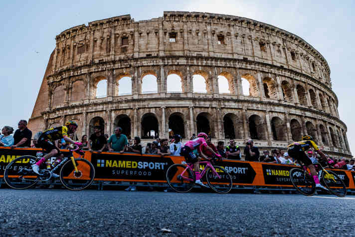 Das Peloton vor dem Kolosseum