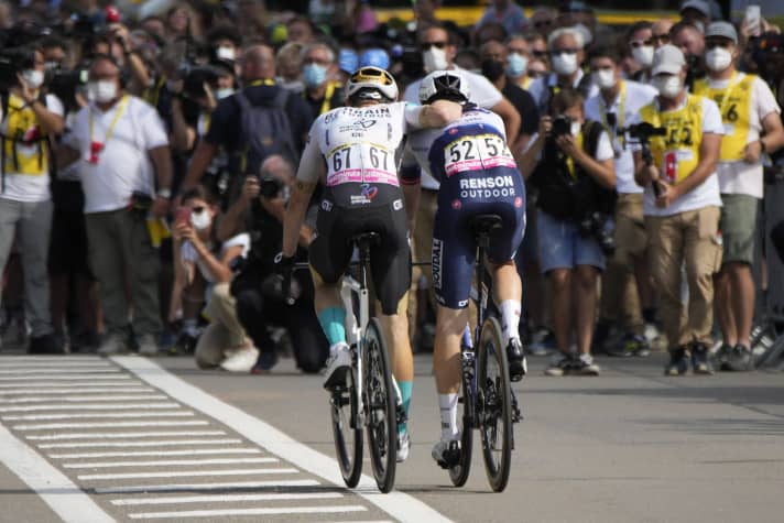 Arm in Arm rollen Matej Mohoric und Kasper Asgreen der Auswertung des Zielfotos entgegen. Letztlich gewann der Slowene die 19. Etappe der Tour de France, doch klar war im das auf dem Zielstrich noch nicht.