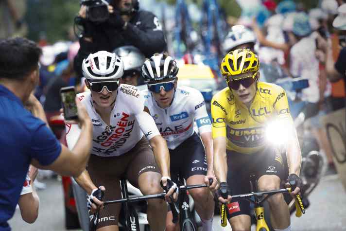In der dritten Woche der Tour de France 2023 gehörte Felix Gall zu den stärksten Fahrern, auf dem Bild zusammen mit Tadej Pogacar und Jonas Vingegaard.