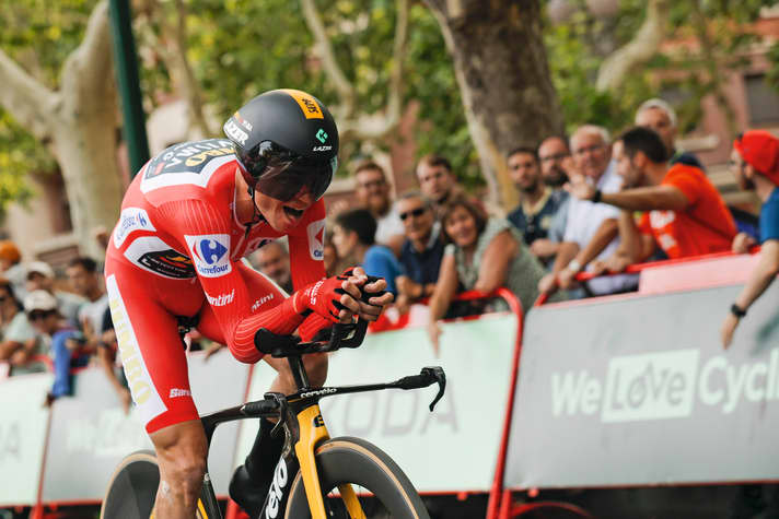 In the individual time trial of the 10th stage, Kuss does his masterpiece and defends the overall lead.
overall lead