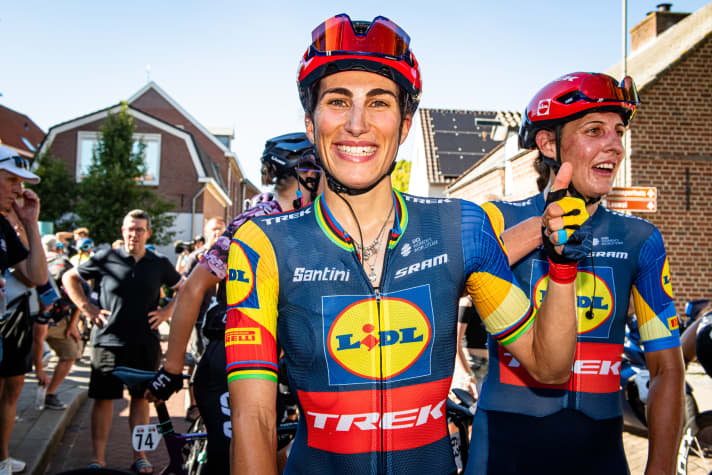L'ex-championne du monde Elisa Balsamo a remporté la première étape du Simac Ladies Tour dans un sprint massif avec photo-finish devant Lorena Wiebes.