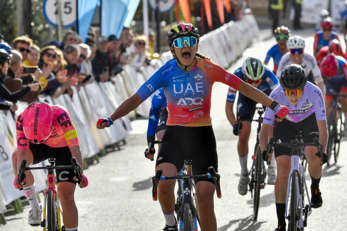 Eleonora Gasparrini freut sich sichtlich über ihren Sieg auf der 3. und letzten Etappe der Women’s Mallorca Challenge.