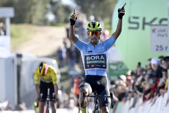 Daniel Felipe Martinez bezwingt Remco Evenepoel (hinten) bei der Algarve-Rundfahrt 2024
