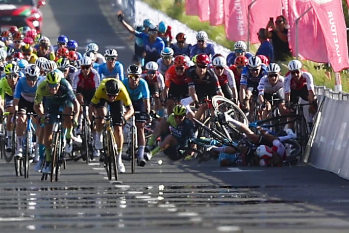 Massensturz im Finale der 1. Etappe - gut ein Dutzend Fahrer geht zu Boden