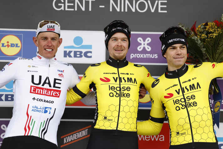 Nils Politt (à gauche) a terminé deuxième de l'Omloop Het Nieuwsblad en 2024, derrière Jan Tratnik (au centre) et devant Wout van Aert (à droite).