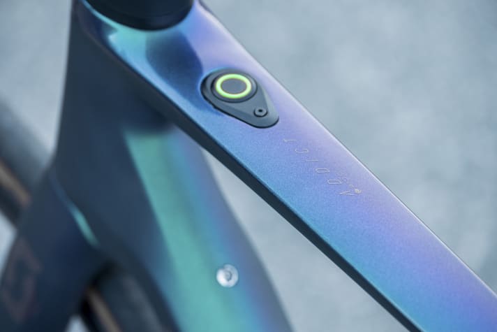   Commande sur le tube supérieur : l'anneau lumineux autour du bouton-poussoir indique le niveau de charge de la batterie 