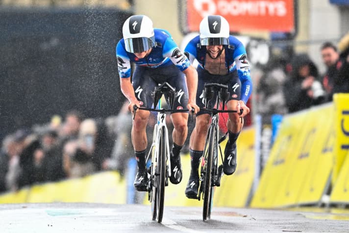 Das Team Soudal - Quick Step um Remco Evenepoel ist zunächst auf Siegkurs, verliert im technischen Finale auf rutschigen Straßen aber viel Zeit und kommt mit 22 Sekunden Rückstand auf UAE Team Emirates ins Ziel