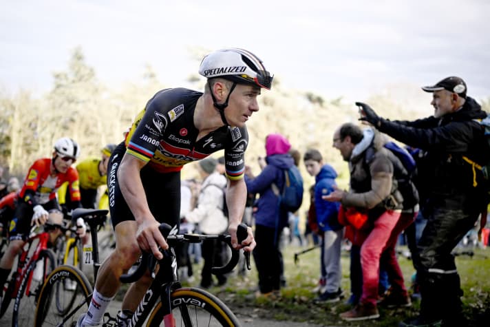 Remco Evenepoel fühlt der Konkurrenz im Schlussanstieg auf den Zahn