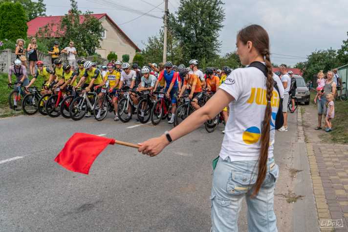 Kampfrichterin mit der Startflagge