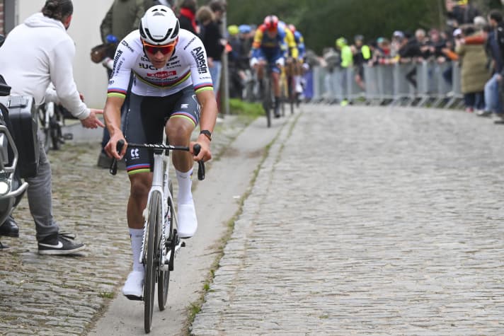 Mathieu van der Poel greift bereits rund 80 Kilometer vor dem Ziel an, niemand kann folgen