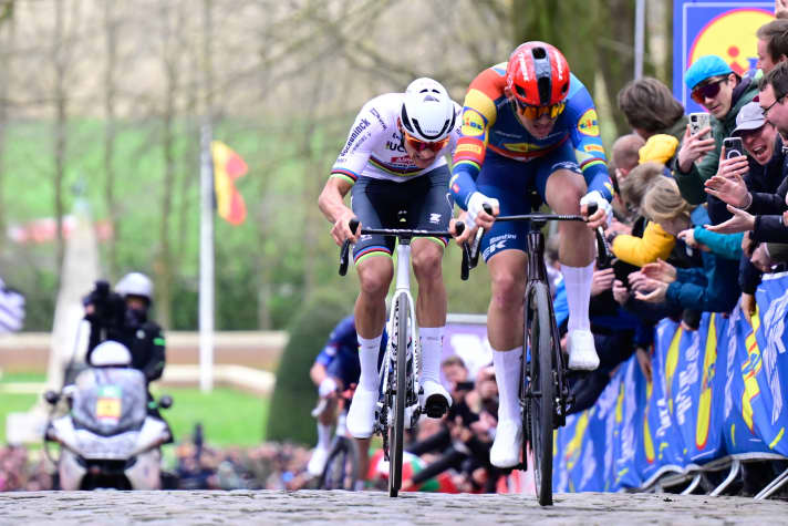 Mads Pedersen vor Mathieu van der Poel am Kemmelberg - eine Minilücke konnte der Däne bergauf gegen den Weltmeister reißen.