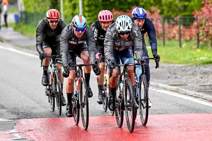 Derrière Kragh Andersen, un groupe de cinq coureurs se lance à la poursuite de Richard Carapaz et Stephen Williams.