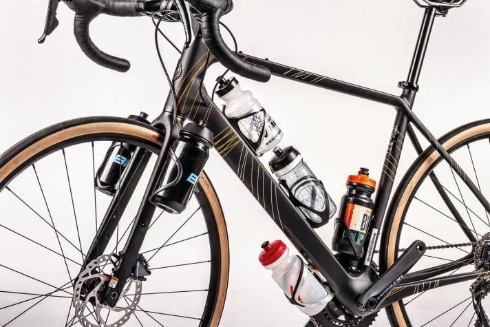 Un record : au total, il est possible de monter six porte-bidons sur le Salsa Warroad. Il est également possible d'utiliser les œillets de fixation pour les sacoches.