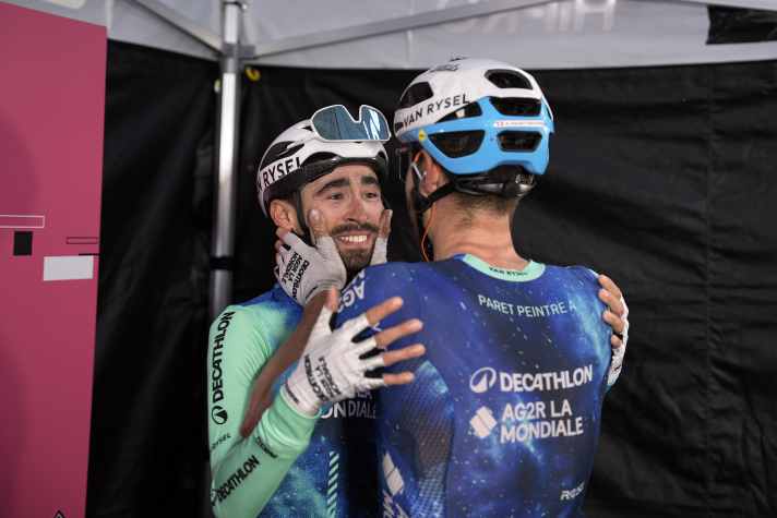 C'est la première victoire professionnelle de Valentin Paret-Peintre. Son frère Aurélien, qui avait déjà gagné une étape du Giro en 2023, se réjouit avec lui.