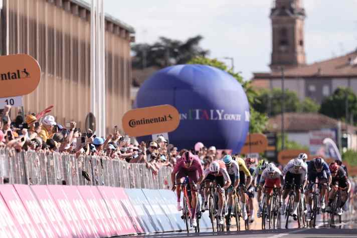 Der Sprint um den Sieg auf der 13. Etappe des Giro d’Italia 2024
