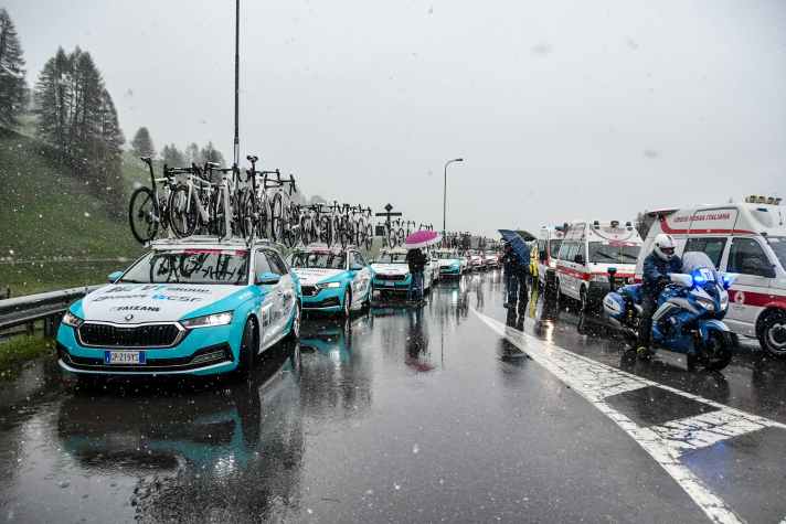 Der Start der 16. Etappe wurde aufgrund des schlechten Wetters verlegt - und durch das Drängen der Fahrer.