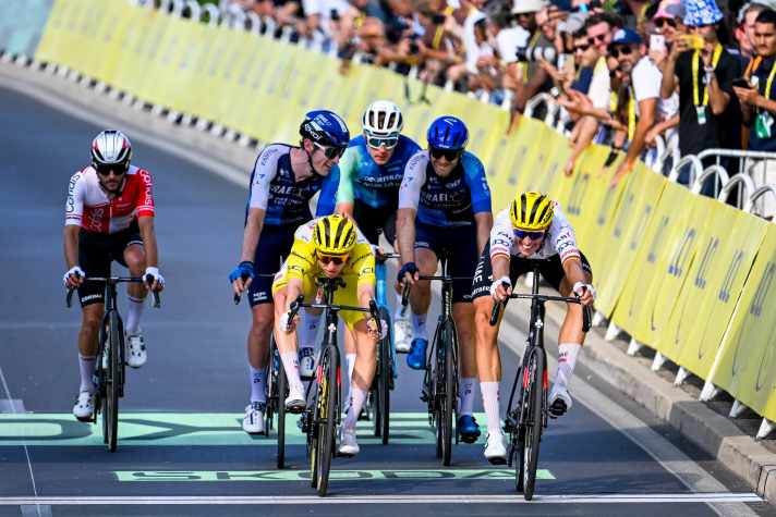 Politt und Pogacar verstehen sich sehr gut. Das zeigt dieser Spaß-Sprint der beiden auf der 16. Etappe