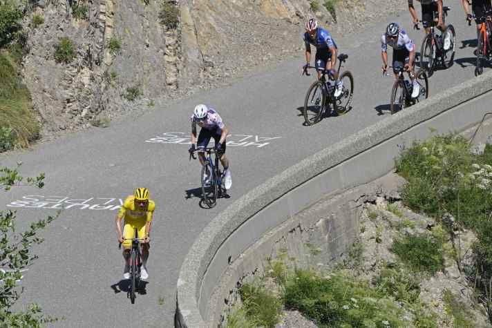 Bei den Klassementfahrern greift Tadej Pogacar am Col du Noyer an