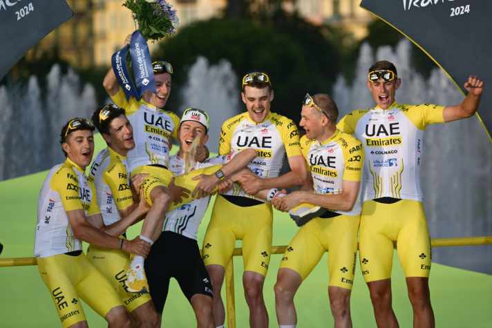 Nils Politt (ganz rechts im Bild) feiert bei der Tour de France 2024 mit seiner Mannschaft UAE Team Emirates auf dem Podium in Nizza