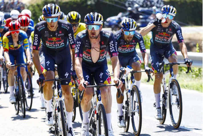 A lot of work: Nico Denz and his Red Bull-Bora-Hansgrohe team-mates stretch out in front of the peloton