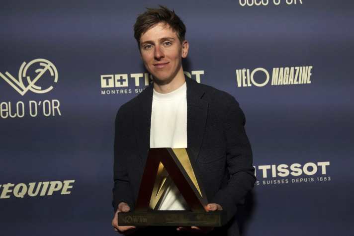 Tadej Pogacar mit der Auszeichnung des Velo d’Or