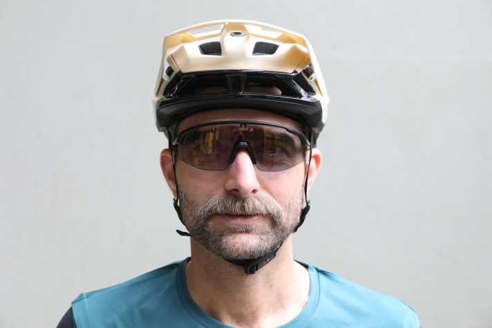 Dank ihrer guten Spannkraft sitzt die Alpina auch auf schmaleren Gesichtern sicher. Etwas dunkle Anfangstönung