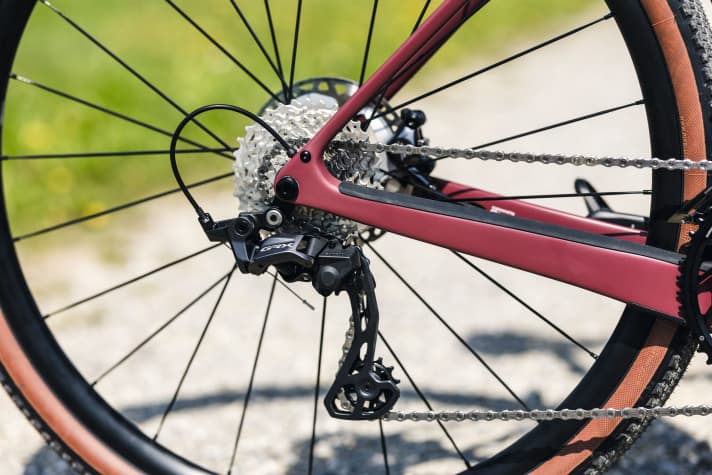 Shimano GRX vs. SRAM Apex: Bei zwölf Ritzeln geht’s eng zu, das Schaltwerk muss penibel eingestellt sein. Der GRX-­Wechsler verfügt über eine dämpfende Feder, die Kettenschlagen verhindern soll