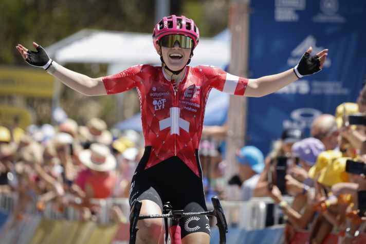 Mit einer beherzten Attacke auf dem letzten Kilometer stürmt die Schweizer Meisterin Rüegg zum Tagessieg