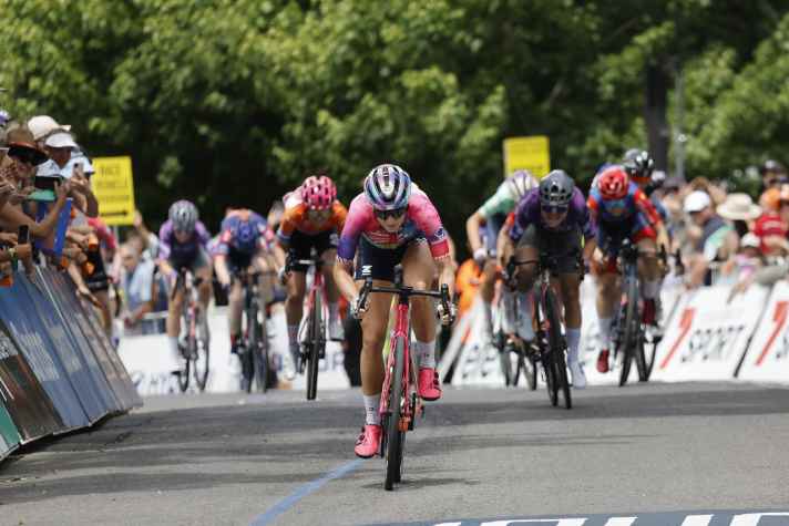 Die 3. Etappe endet mit einem Bergaufsprint in Stirling, gewonnen von Chloe Dygert