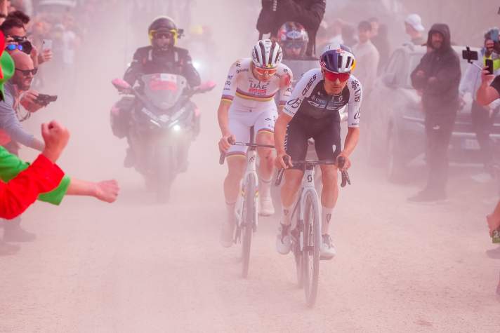 Top duo: Thomas Pidcock (front) and Tadej Pogačar on his rear wheel