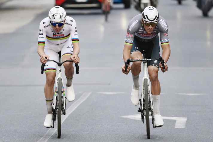 Un duel entre Tadej Pogačar (à gauche) et Mathieu van der Poel (à droite) est également attendu dimanche sur le Tour des Flandres.