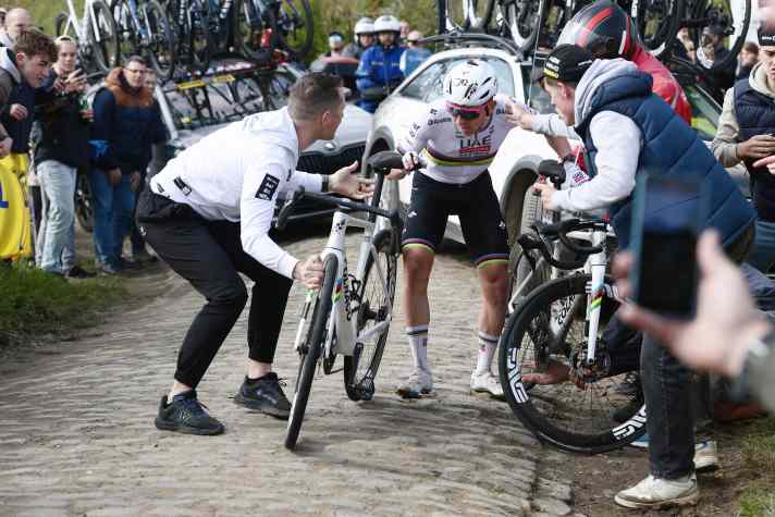 Die entscheidende Szene des Rennens: Tadej Pogačar versteuert sich in einer Kurve und muss das Rad wechseln