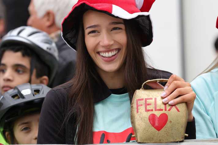 Enthusiastic at the side of the track: girlfriend Maya