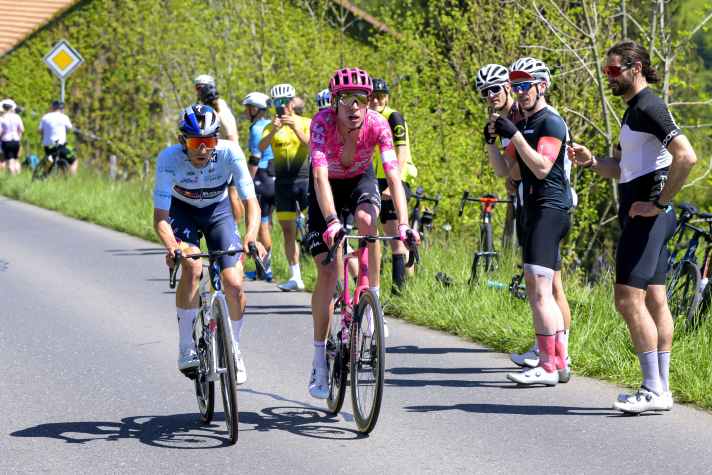 Ben Zwiehoff (white jersey) collected more mountain points and defended the special jersey.