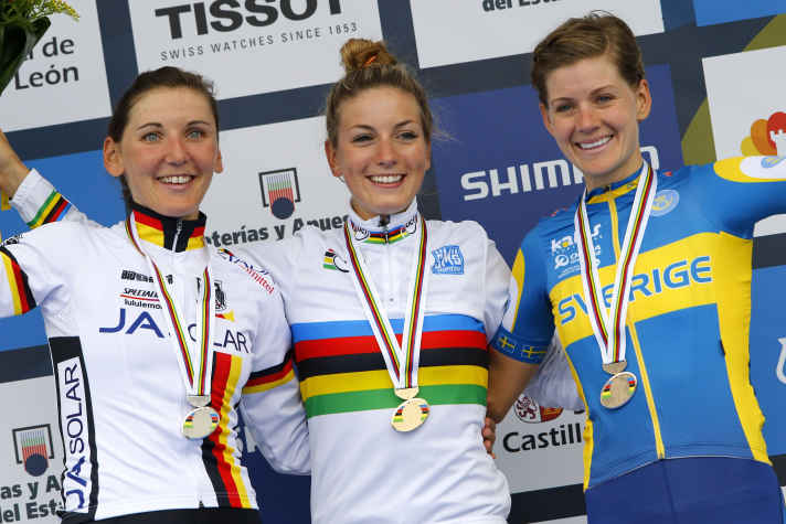 Il y a dix ans, Ferrand-Prevot (au centre) a remporté le titre mondial sur route à Ponferrada, en Espagne, devant Lisa Brennauer (à gauche) et la Suédoise Emma Johannsson.