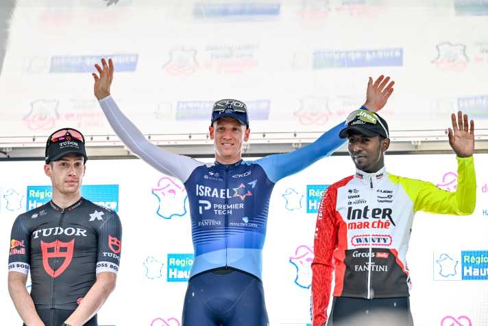 Im Mittelpunkt: Pascal Ackermann siegte bei der Premiere des Classique Dunkerque vor Alberto Dainese (links) und Binia Girmay (rechts)