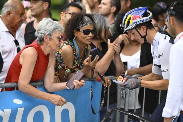 Bei den Fans gefragt: Das Autogramm von Florian Lipowitz Florian / Foto: dpa / pa