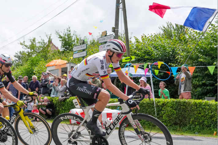 Georg Zimmermann fährt im Trikot des Deutschen Meisters