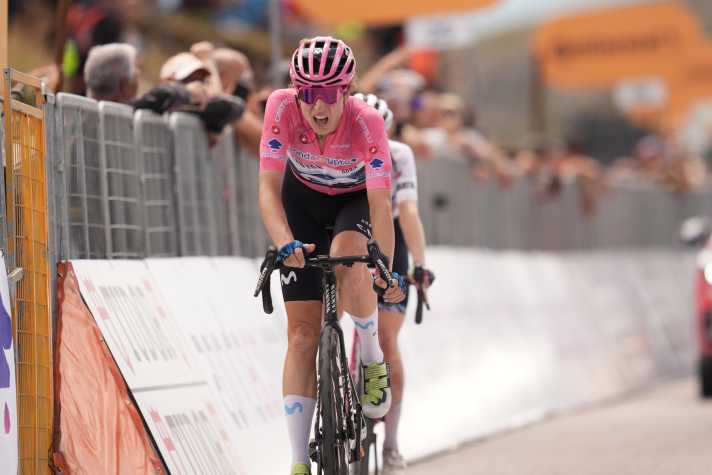 Marlen Reusser (Movistar) verlor ihr Rosa Trikot auf der Etappe.