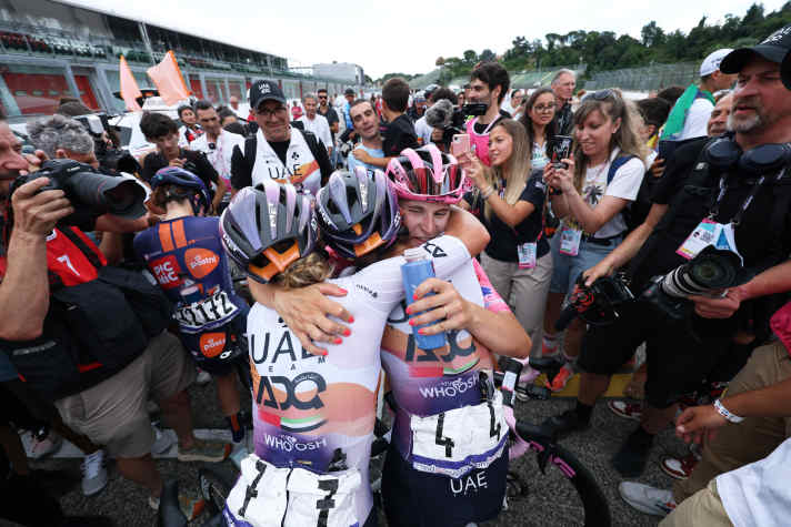 Elisa Longo Borghini (UAE Team ADQ) feiert mit ihren Teamkolleginnen den Gesamtsieg.