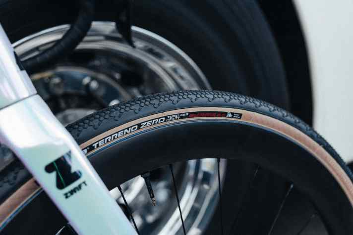 Les jantes aéro hautes de l'équipement de travail de van der Poel n'étaient pas marquées. Est-ce que nous voyons ici un modèle inédit de son équipementier Shimano ?