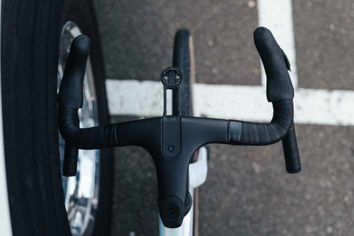 Das alte Grail machte noch durch den Doppellenker von sich Reden, am aktuellen Modell ist ein formschönes One-Piece-Cockpit geschraubt. Van der Poel fuhr eine nicht erhältliche Rennversion mit 110/370 Millimetern.