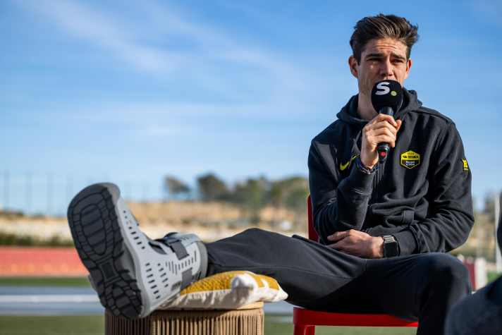Pendant la présentation de l'équipe, Wout van Aert avait encore des restrictions visibles après sa fracture de la cheville.