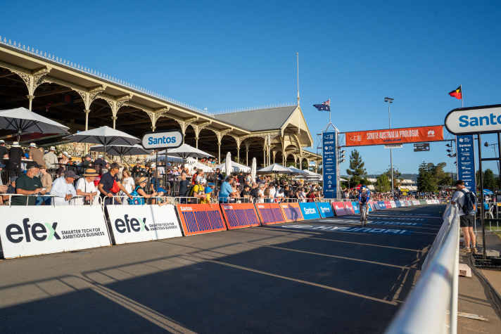 Neo-Profi Callum Thornley (Red Bull - BORA - hansgrohe) erreicht das Ziel. Die Strecke in Adelaide war bei bestem Wetter gut besucht. | Noe Llamas/Sport Press Photo via ZUMA Press