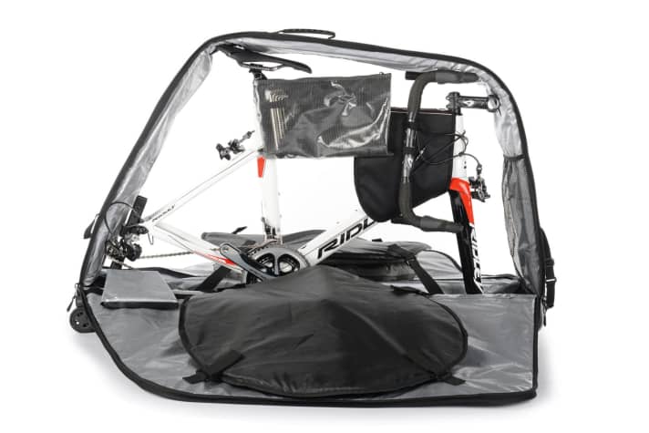   Die Tasche von Biknd lässt sich leicht von beiden Seiten beladen.