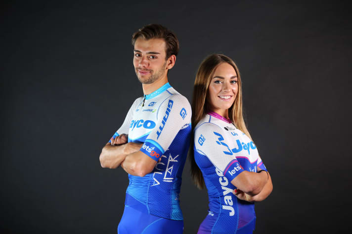 Matteo Sobrero und Letizia Paternoster zeigen das neue Outfit von Jayco-AlUla